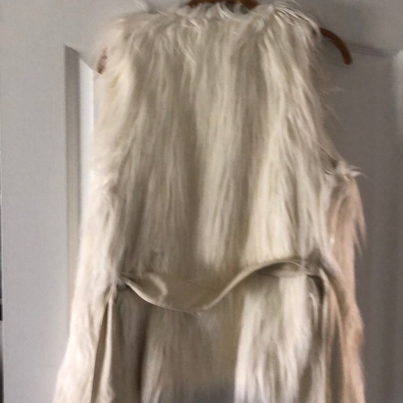 I.NC. Creamy white faux fur vest with silky belt - Picture 6 of 7